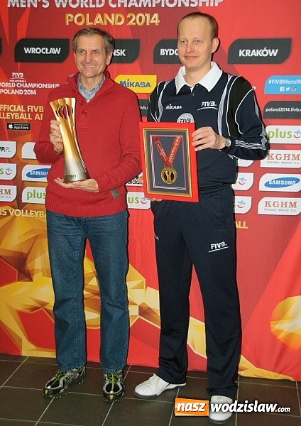 Zdjęcie w galerii na portalu naszwodzislaw.com: W Wodzisławiu można było zobaczyć Puchar Świata zdobyty przez siatkarzy  wiadomości z regionu