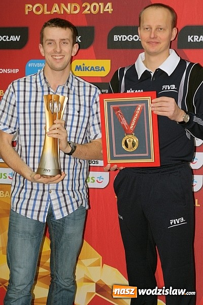 Zdjęcie w galerii na portalu naszwodzislaw.com: W Wodzisławiu można było zobaczyć Puchar Świata zdobyty przez siatkarzy  wiadomości z regionu