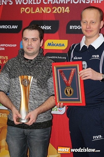 Zdjęcie w galerii na portalu naszwodzislaw.com: W Wodzisławiu można było zobaczyć Puchar Świata zdobyty przez siatkarzy  wiadomości z regionu