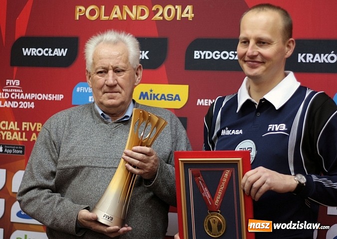 Zdjęcie w galerii na portalu naszwodzislaw.com: W Wodzisławiu można było zobaczyć Puchar Świata zdobyty przez siatkarzy  wiadomości z regionu