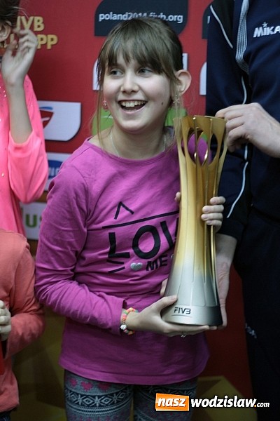 Zdjęcie w galerii na portalu naszwodzislaw.com: W Wodzisławiu można było zobaczyć Puchar Świata zdobyty przez siatkarzy  wiadomości z regionu