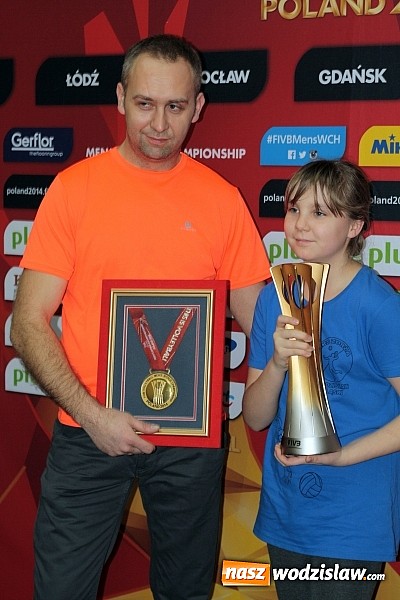 Zdjęcie w galerii na portalu naszwodzislaw.com: W Wodzisławiu można było zobaczyć Puchar Świata zdobyty przez siatkarzy  wiadomości z regionu