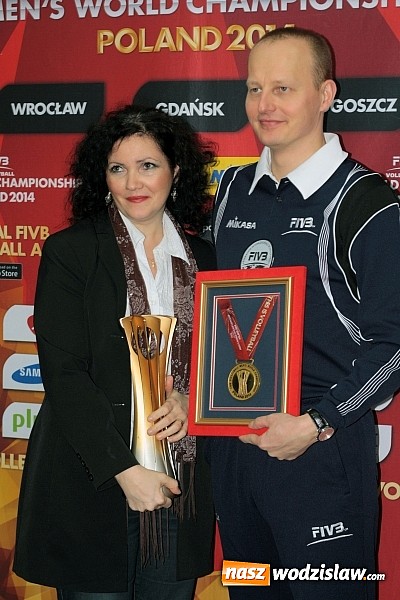 Zdjęcie w galerii na portalu naszwodzislaw.com: W Wodzisławiu można było zobaczyć Puchar Świata zdobyty przez siatkarzy  wiadomości z regionu