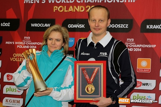 Zdjęcie w galerii na portalu naszwodzislaw.com: W Wodzisławiu można było zobaczyć Puchar Świata zdobyty przez siatkarzy  wiadomości z regionu