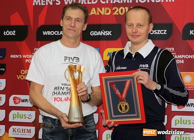 Zdjęcie w galerii na portalu naszwodzislaw.com: W Wodzisławiu można było zobaczyć Puchar Świata zdobyty przez siatkarzy  wiadomości z regionu