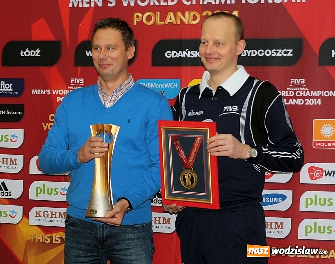 Zdjęcie w galerii na portalu naszwodzislaw.com: W Wodzisławiu można było zobaczyć Puchar Świata zdobyty przez siatkarzy  wiadomości z regionu