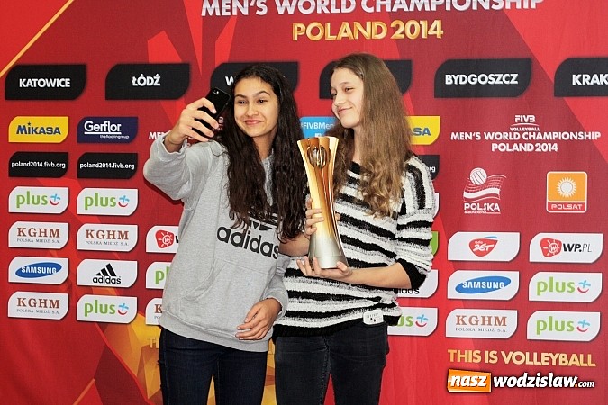 Zdjęcie w galerii na portalu naszwodzislaw.com: W Wodzisławiu można było zobaczyć Puchar Świata zdobyty przez siatkarzy  wiadomości z regionu