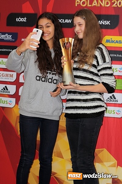 Zdjęcie w galerii na portalu naszwodzislaw.com: W Wodzisławiu można było zobaczyć Puchar Świata zdobyty przez siatkarzy  wiadomości z regionu