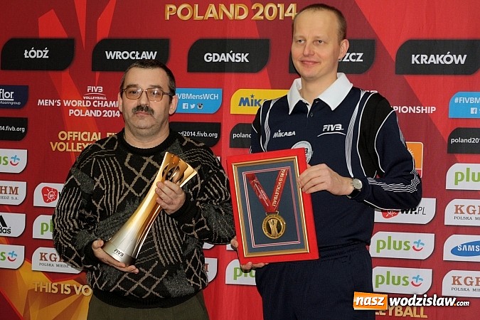 Zdjęcie w galerii na portalu naszwodzislaw.com: W Wodzisławiu można było zobaczyć Puchar Świata zdobyty przez siatkarzy  wiadomości z regionu