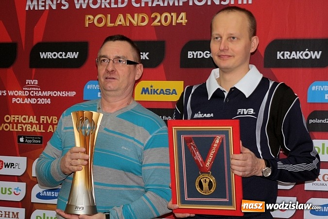Zdjęcie w galerii na portalu naszwodzislaw.com: W Wodzisławiu można było zobaczyć Puchar Świata zdobyty przez siatkarzy  wiadomości z regionu