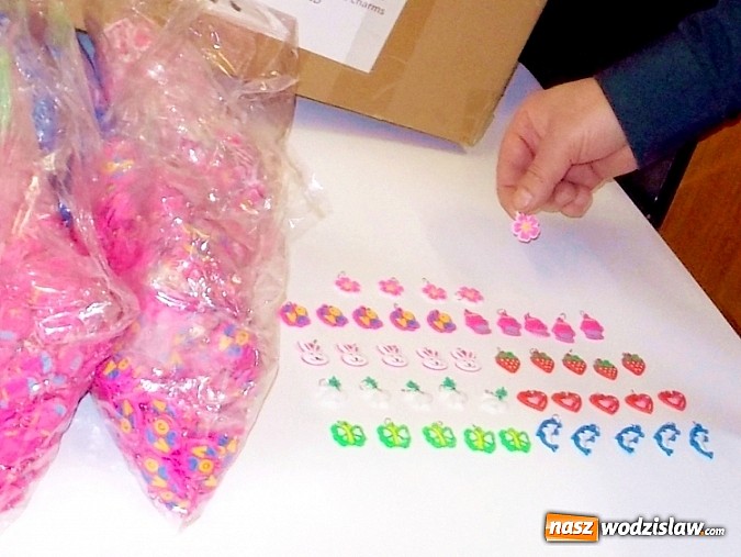 Zdjęcie w galerii na portalu naszwodzislaw.com: Niebezpieczne zawieszki i bransoletki wiadomości z regionu