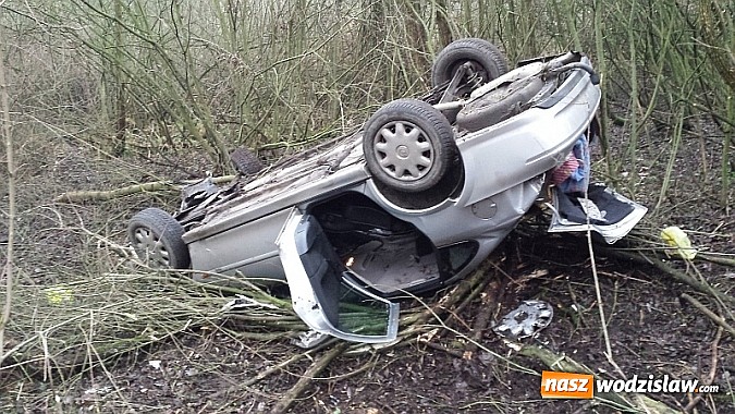 Zdjęcie w galerii na portalu naszwodzislaw.com: Wypadek w Lubomi. Opel Vectra wpadł do rowu! wiadomości z regionu