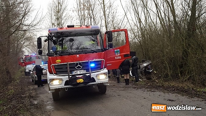 Zdjęcie w galerii na portalu naszwodzislaw.com: Wypadek w Lubomi. Opel Vectra wpadł do rowu! wiadomości z regionu