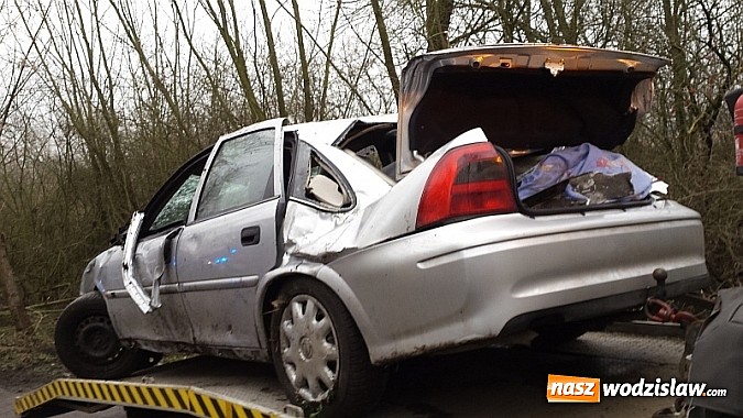 Zdjęcie w galerii na portalu naszwodzislaw.com: Wypadek w Lubomi. Opel Vectra wpadł do rowu! wiadomości z regionu