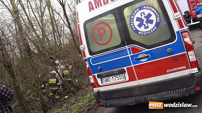 Zdjęcie w galerii na portalu naszwodzislaw.com: Wypadek w Lubomi. Opel Vectra wpadł do rowu! wiadomości z regionu