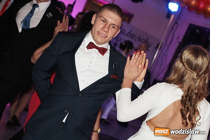 Zdjęcie w galerii na portalu naszwodzislaw.com: Uczniowie „budowlanki” zatańczyli poloneza wiadomości z regionu