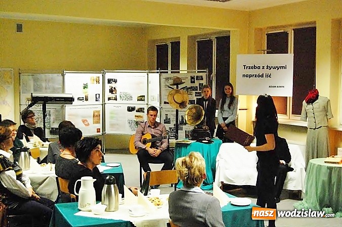 Zdjęcie w galerii na portalu naszwodzislaw.com: Uczniowie I LO współpracują z Uniwersytetem Trzeciego Wieku  wiadomości z regionu