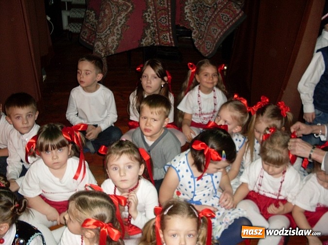 Zdjęcie w galerii na portalu naszwodzislaw.com: Przedszkolaki z PP nr 2 z Pszowa zaprosiły Babcie i Dziadków na niecodzienną podróż po krajach Europy  wiadomości z regionu