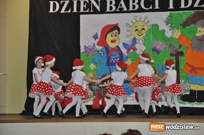 Zdjęcie w galerii na portalu naszwodzislaw.com: Dzień babci i dziadka w Wiejskim Domu Kultury w Syryni wiadomości z regionu