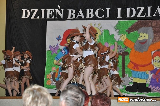 Zdjęcie w galerii na portalu naszwodzislaw.com: Dzień babci i dziadka w Wiejskim Domu Kultury w Syryni wiadomości z regionu