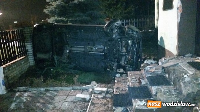 Zdjęcie w galerii na portalu naszwodzislaw.com: Samochód osobowy wypadł z drogi i uderzył w dom  wiadomości z regionu
