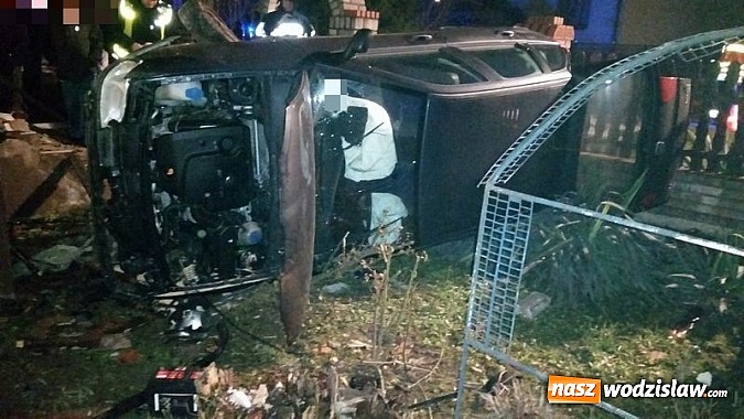 Zdjęcie w galerii na portalu naszwodzislaw.com: Samochód osobowy wypadł z drogi i uderzył w dom  wiadomości z regionu