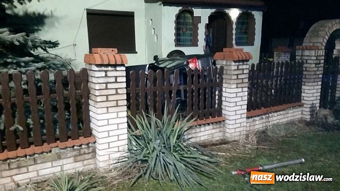 Zdjęcie w galerii na portalu naszwodzislaw.com: Samochód osobowy wypadł z drogi i uderzył w dom  wiadomości z regionu