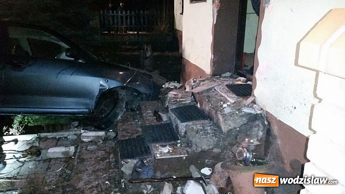 Zdjęcie w galerii na portalu naszwodzislaw.com: Samochód osobowy wypadł z drogi i uderzył w dom  wiadomości z regionu