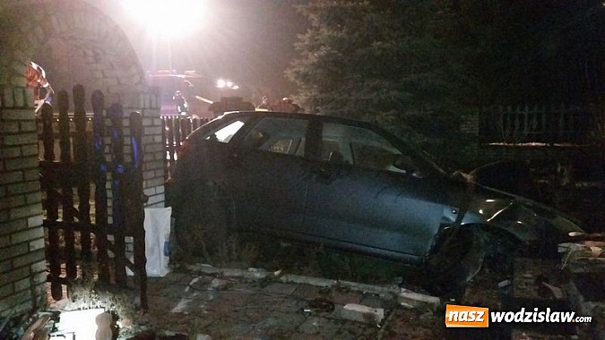 Zdjęcie w galerii na portalu naszwodzislaw.com: Samochód osobowy wypadł z drogi i uderzył w dom  wiadomości z regionu
