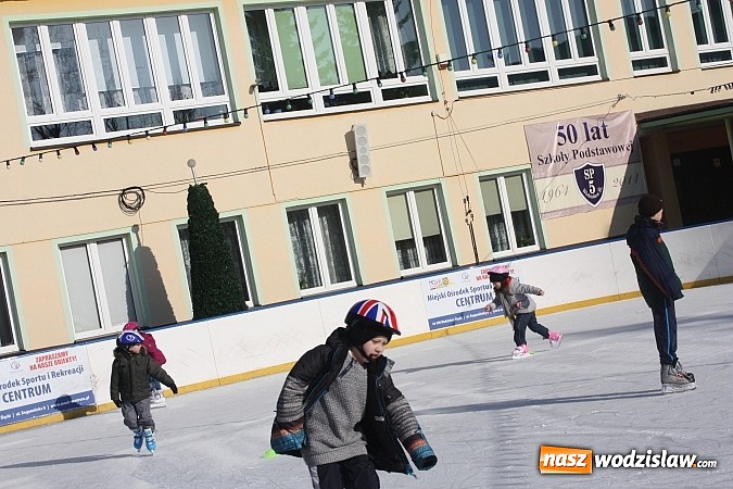Zdjęcie w galerii na portalu naszwodzislaw.com: Podczas ferii uczyli się jazdy na łyżwach  wiadomości z regionu