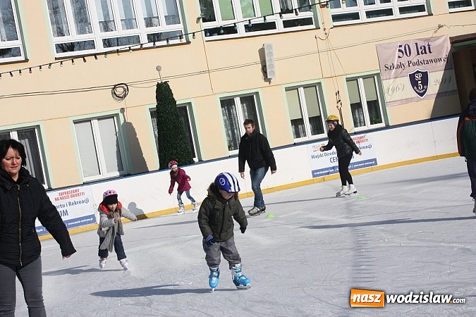 Zdjęcie w galerii na portalu naszwodzislaw.com: Podczas ferii uczyli się jazdy na łyżwach  wiadomości z regionu