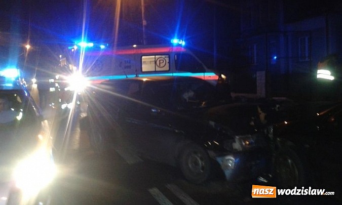 Zdjęcie w galerii na portalu naszwodzislaw.com: Czołowe zderzenie na ul. Czyżowickiej! Poszkodowane zostały dwie pasażerki  wiadomości z regionu