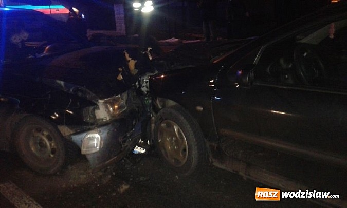 Zdjęcie w galerii na portalu naszwodzislaw.com: Czołowe zderzenie na ul. Czyżowickiej! Poszkodowane zostały dwie pasażerki  wiadomości z regionu
