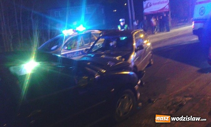 Zdjęcie w galerii na portalu naszwodzislaw.com: Czołowe zderzenie na ul. Czyżowickiej! Poszkodowane zostały dwie pasażerki  wiadomości z regionu