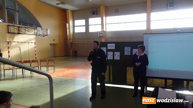 Zdjęcie w galerii na portalu naszwodzislaw.com: Wodzisławscy policjanci rozmawiali z młodzieżą o niebezpieczeństwach czyhających w internecie wiadomości z regionu