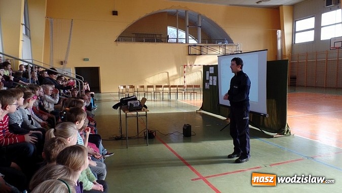 Zdjęcie w galerii na portalu naszwodzislaw.com: Wodzisławscy policjanci rozmawiali z młodzieżą o niebezpieczeństwach czyhających w internecie wiadomości z regionu