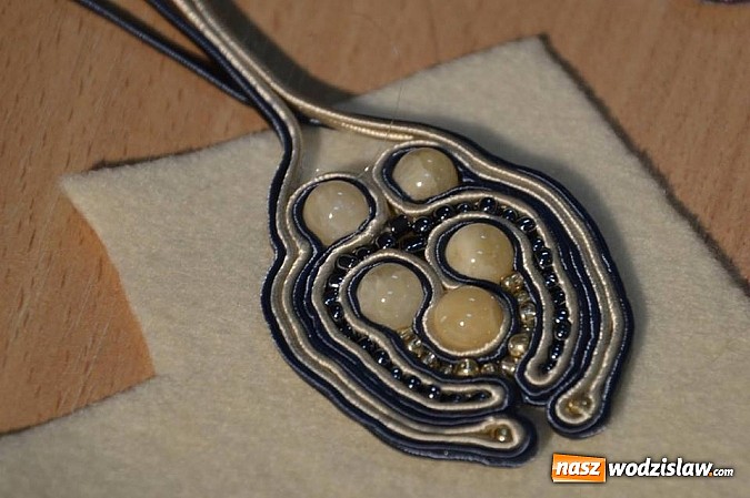 Zdjęcie w galerii na portalu naszwodzislaw.com: Uczyli się robić biżuterię sutasz wiadomości z regionu