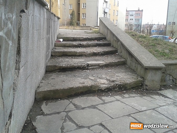 Zdjęcie w galerii na portalu naszwodzislaw.com: Czytelnik pyta: Dlaczego czas na Placu Zwycięstwa zatrzymał się?  wiadomości z regionu