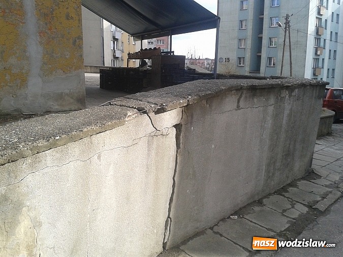 Zdjęcie w galerii na portalu naszwodzislaw.com: Czytelnik pyta: Dlaczego czas na Placu Zwycięstwa zatrzymał się?  wiadomości z regionu