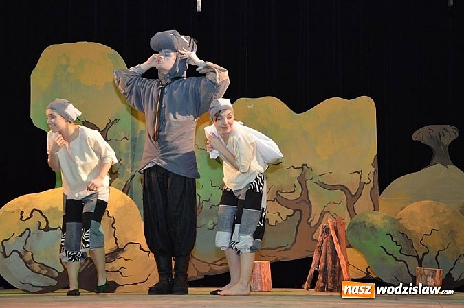 Zdjęcie w galerii na portalu naszwodzislaw.com: "O dwóch takich, co ukradli księżyc" na deskach radlińskiej sceny wiadomości z regionu