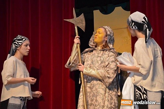 Zdjęcie w galerii na portalu naszwodzislaw.com: "O dwóch takich, co ukradli księżyc" na deskach radlińskiej sceny wiadomości z regionu