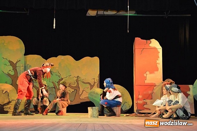 Zdjęcie w galerii na portalu naszwodzislaw.com: "O dwóch takich, co ukradli księżyc" na deskach radlińskiej sceny wiadomości z regionu