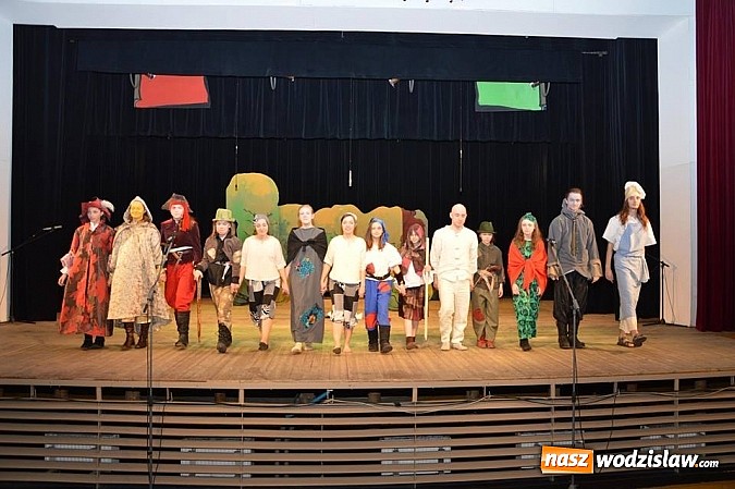 Zdjęcie w galerii na portalu naszwodzislaw.com: "O dwóch takich, co ukradli księżyc" na deskach radlińskiej sceny wiadomości z regionu