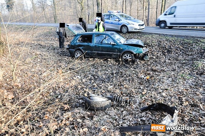 Zdjęcie w galerii na portalu naszwodzislaw.com: W Raciborzu golf na wodzisławskich rejestracjach wypadł z drogi i uderzył w drzewo wiadomości z regionu