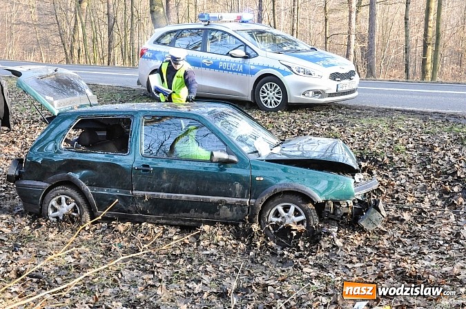 Zdjęcie w galerii na portalu naszwodzislaw.com: W Raciborzu golf na wodzisławskich rejestracjach wypadł z drogi i uderzył w drzewo wiadomości z regionu