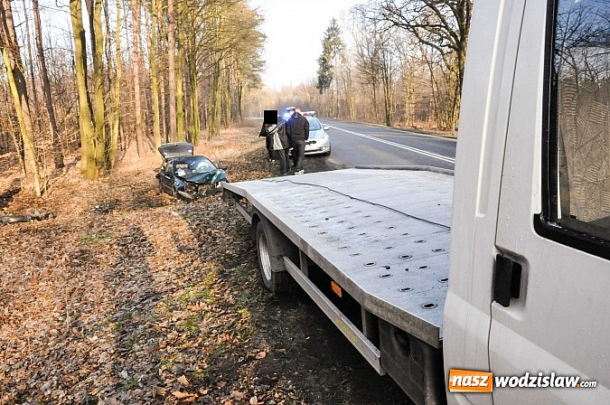 Zdjęcie w galerii na portalu naszwodzislaw.com: W Raciborzu golf na wodzisławskich rejestracjach wypadł z drogi i uderzył w drzewo wiadomości z regionu