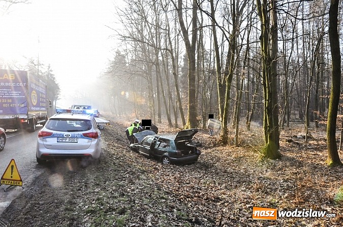 Zdjęcie w galerii na portalu naszwodzislaw.com: W Raciborzu golf na wodzisławskich rejestracjach wypadł z drogi i uderzył w drzewo wiadomości z regionu