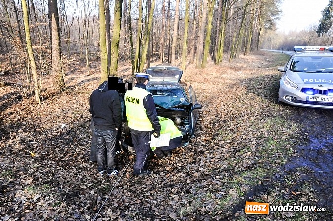 Zdjęcie w galerii na portalu naszwodzislaw.com: W Raciborzu golf na wodzisławskich rejestracjach wypadł z drogi i uderzył w drzewo wiadomości z regionu
