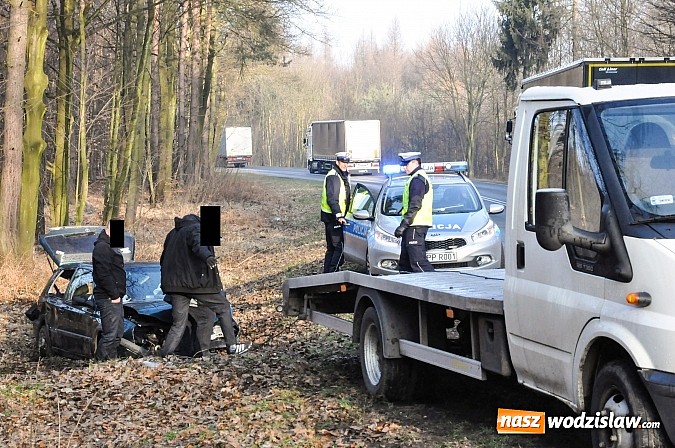 Zdjęcie w galerii na portalu naszwodzislaw.com: W Raciborzu golf na wodzisławskich rejestracjach wypadł z drogi i uderzył w drzewo wiadomości z regionu