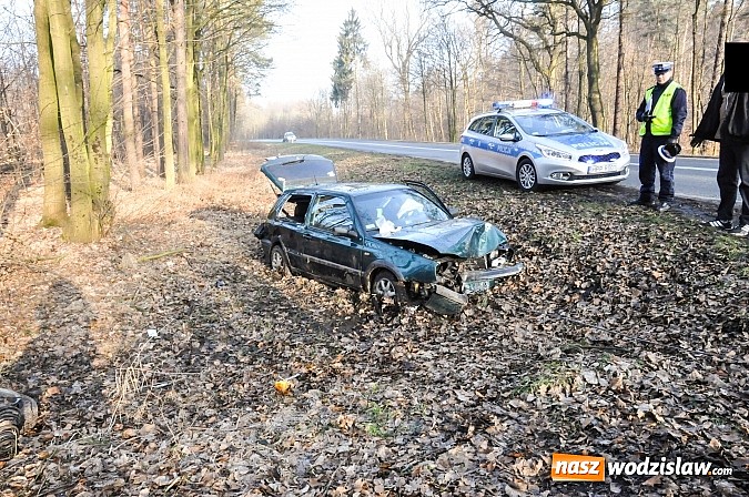 Zdjęcie w galerii na portalu naszwodzislaw.com: W Raciborzu golf na wodzisławskich rejestracjach wypadł z drogi i uderzył w drzewo wiadomości z regionu
